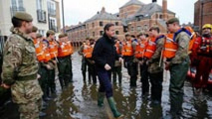 Críticas al gobierno de David Cameron por las inundaciones