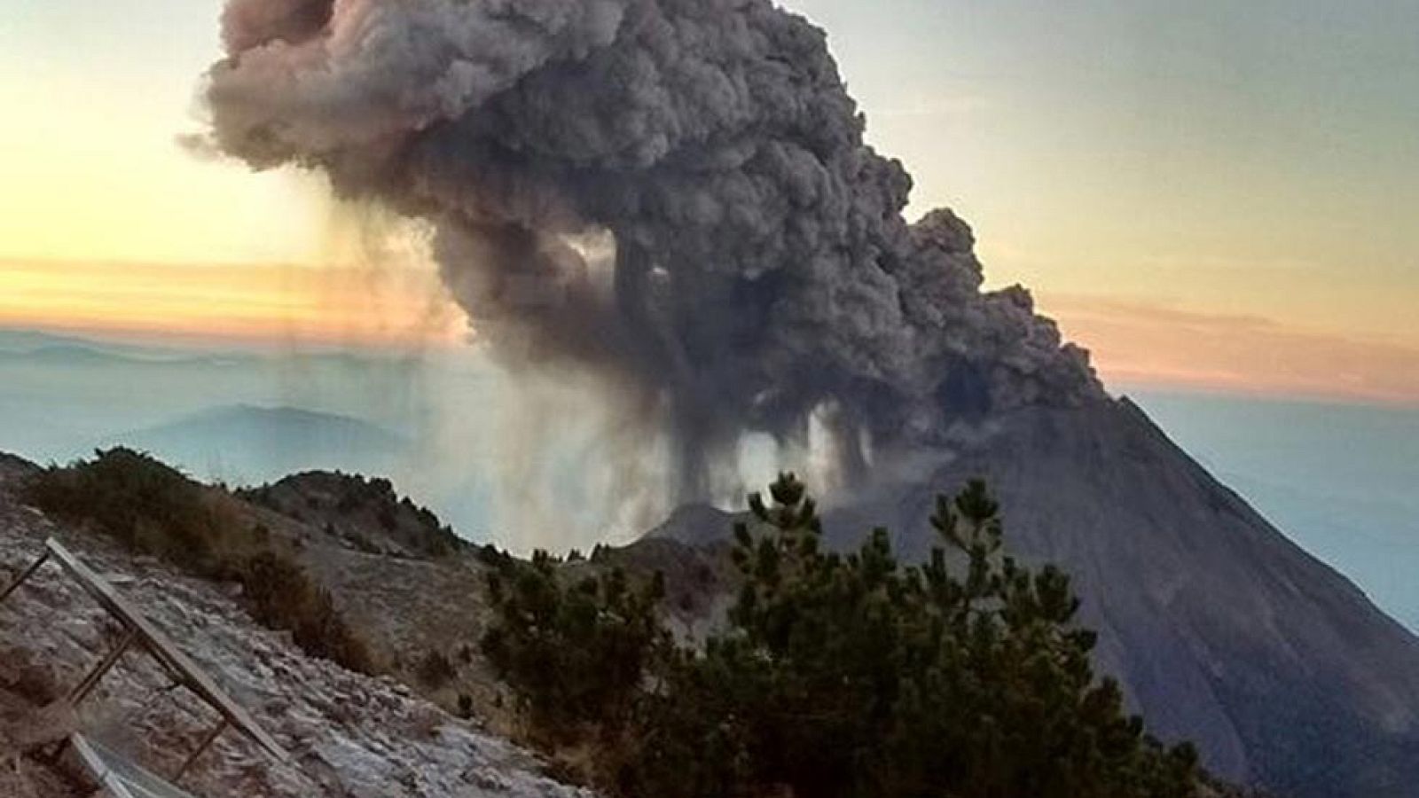 Una nueva erupción del volcán mexicano Colima levanta una columna de humo de dos kilómetros