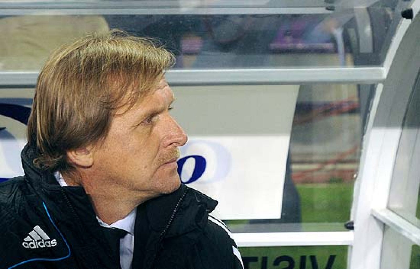 Schuster está en la cuerda floja tras la derrota ante el Valladolid. Todos lo diarios deportivos ponen precio al banquillo de Schuster, sólo el alemán cree en la recuperación del equipo blanco. Raúl lo intento desde el principio y empezó animando al