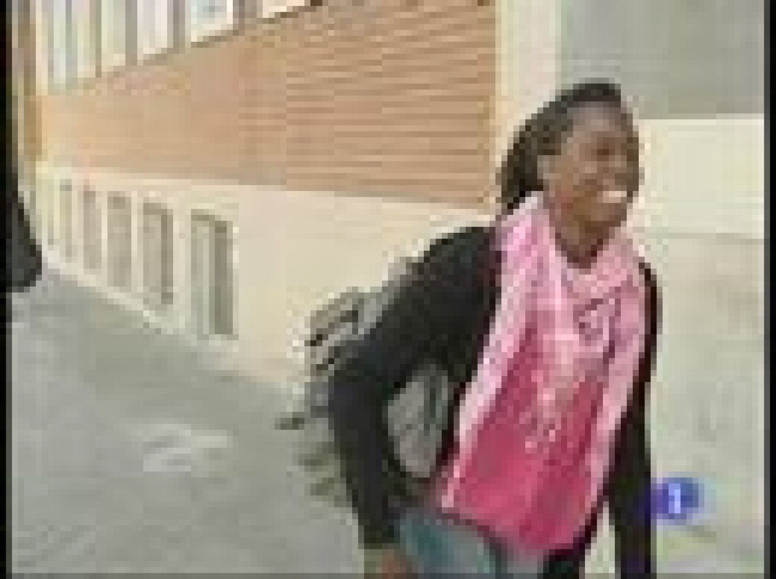 Auri Bokesa es una jugadora de baloncesto del Estudiantes. Es una española de color de padres africanos, su lema es "somos iguales porque somos diferentes".