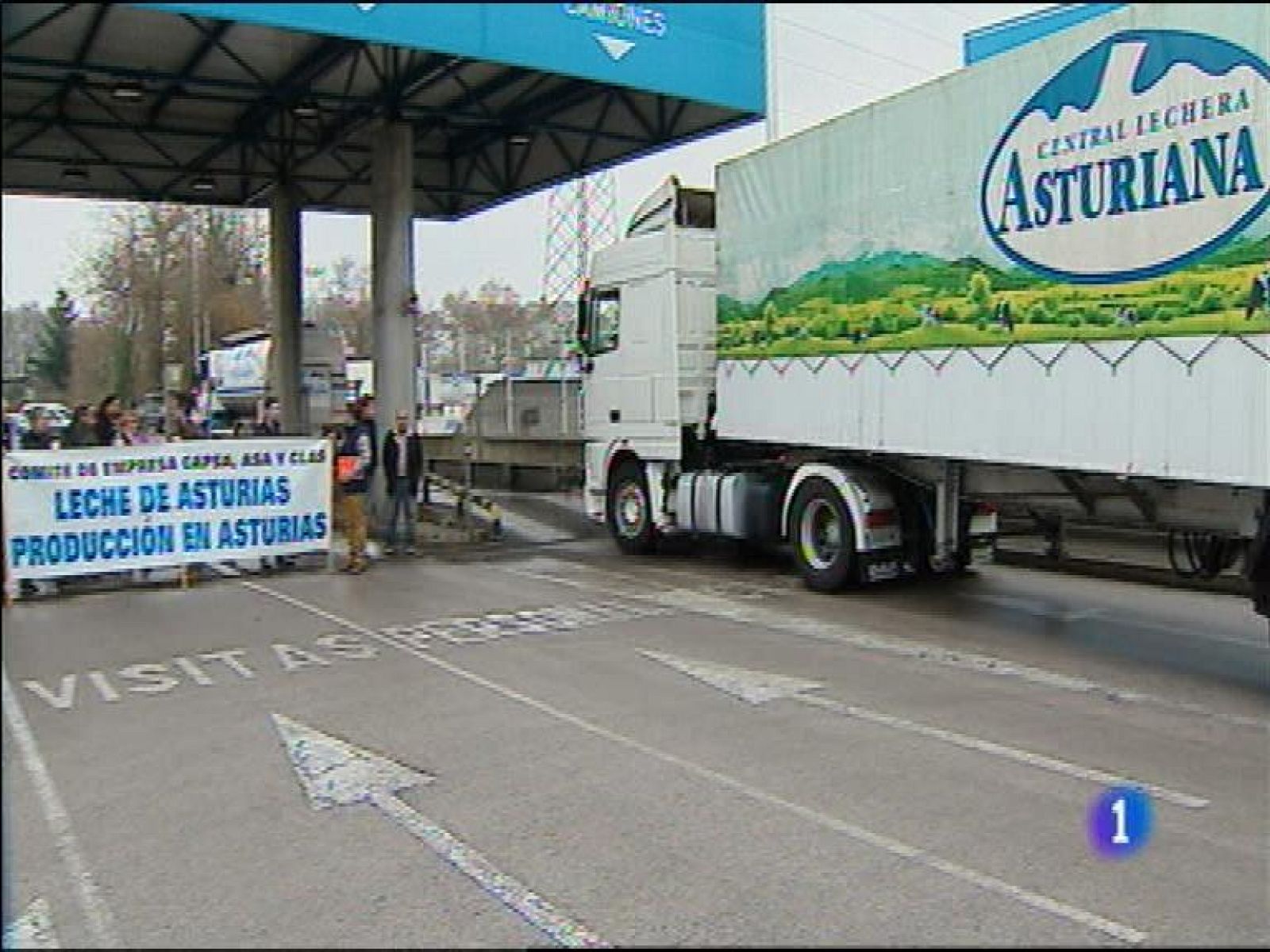  En Asturias, los incendios forestales pueden darse ya prácticamente por extinguidos. A esta hora hay 8 focos y todos controlados, según el 112. Los trabajadores del centro que la empresa CAPSA tiene en Granda dicen que están abocados a la conflictividad laboral por la falta de inversiones de la empresa y el acuerdo con Lactogal, el grupo gallego Celta. 