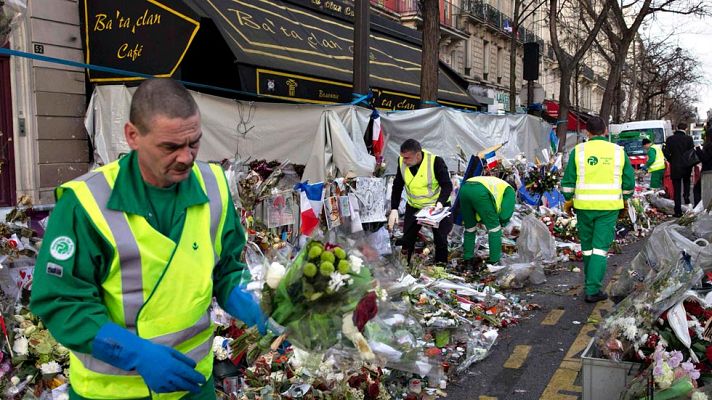 Telediario 1 - París recoge y archiva los mensajes de condolencia dejados en los lugares de los atentados