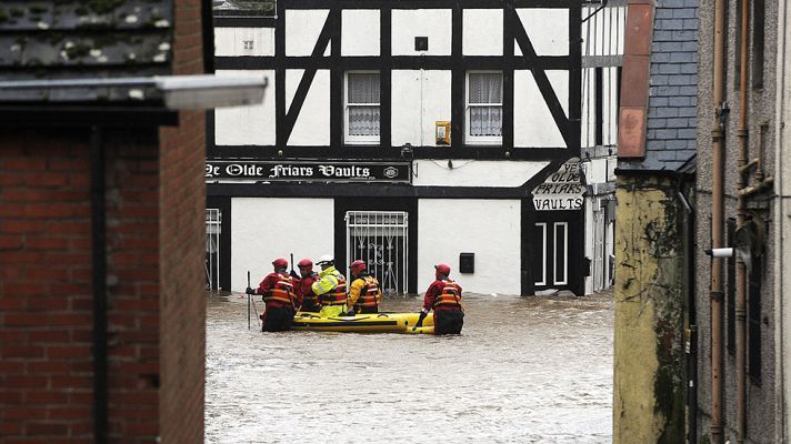 Telediario 1 - La tormenta Frank castiga al Reino Unido con lluvias torrenciales y fuertes vientos