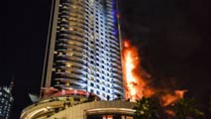 Arde un rascacielos en Dubai durante la noche de fin de año