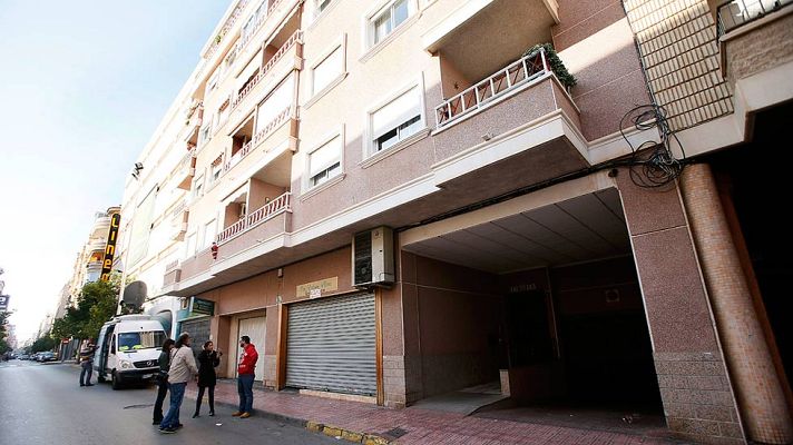 Telediario 1 - Hallan muertos en Torrevieja a una pareja y a su bebé