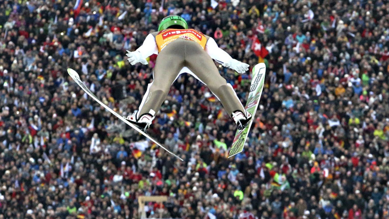 El esloveno Peter Prevc, líder de la Copa del Mundo de esquí nórdico, reforzó su liderazgo al imponerse este viernes en Garmisch-Partenkirchen (Alemania), segunda prueba del torneo Cuatro Trampolines de saltos de esquí, cuya general también encabeza