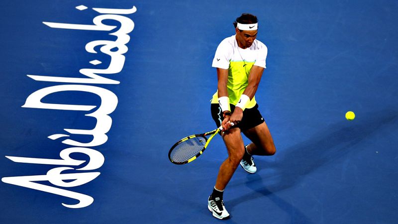 Rafael Nadal, número cinco del tenis mundial, estrenó el año con una victoria sobre el número siete, el también español David Ferrer, que le mete en la final del torneo de exhibición Mubadala, en Abu Dabi, por 6-3, 6-7(4) y 6-3.