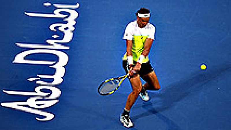 Rafael Nadal, número cinco del tenis mundial, estrenó el año con una victoria sobre el número siete, el también español David Ferrer, que le mete en la final del torneo de exhibición Mubadala, en Abu Dabi, por 6-3, 6-7(4) y 6-3.