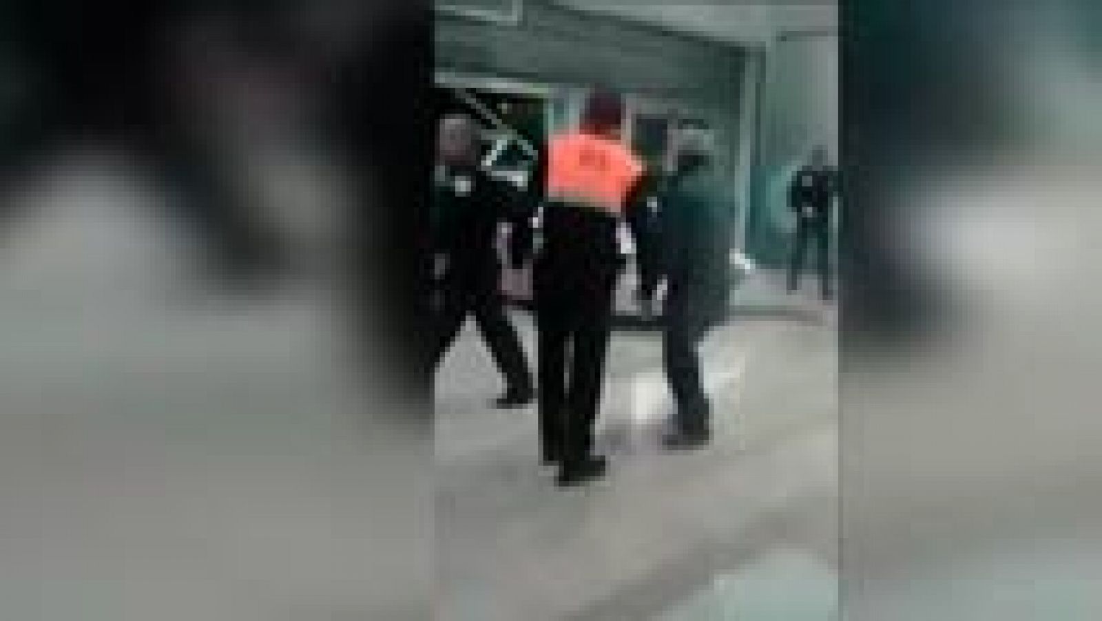 Noticias 24h: Unos ladrones empotran un coche contra un centro comercial | RTVE Play