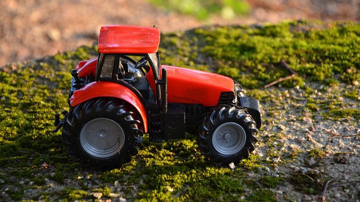 Telediario 1 - Camiones para los niños y muñecas para las niñas