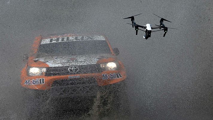 Telediario 1 - El Dakar empieza pasado por agua