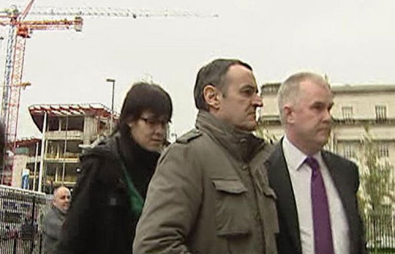 Iñaki de Juana Chaos acude al Tribunal de Belfast, en Irlanda del Norte. 