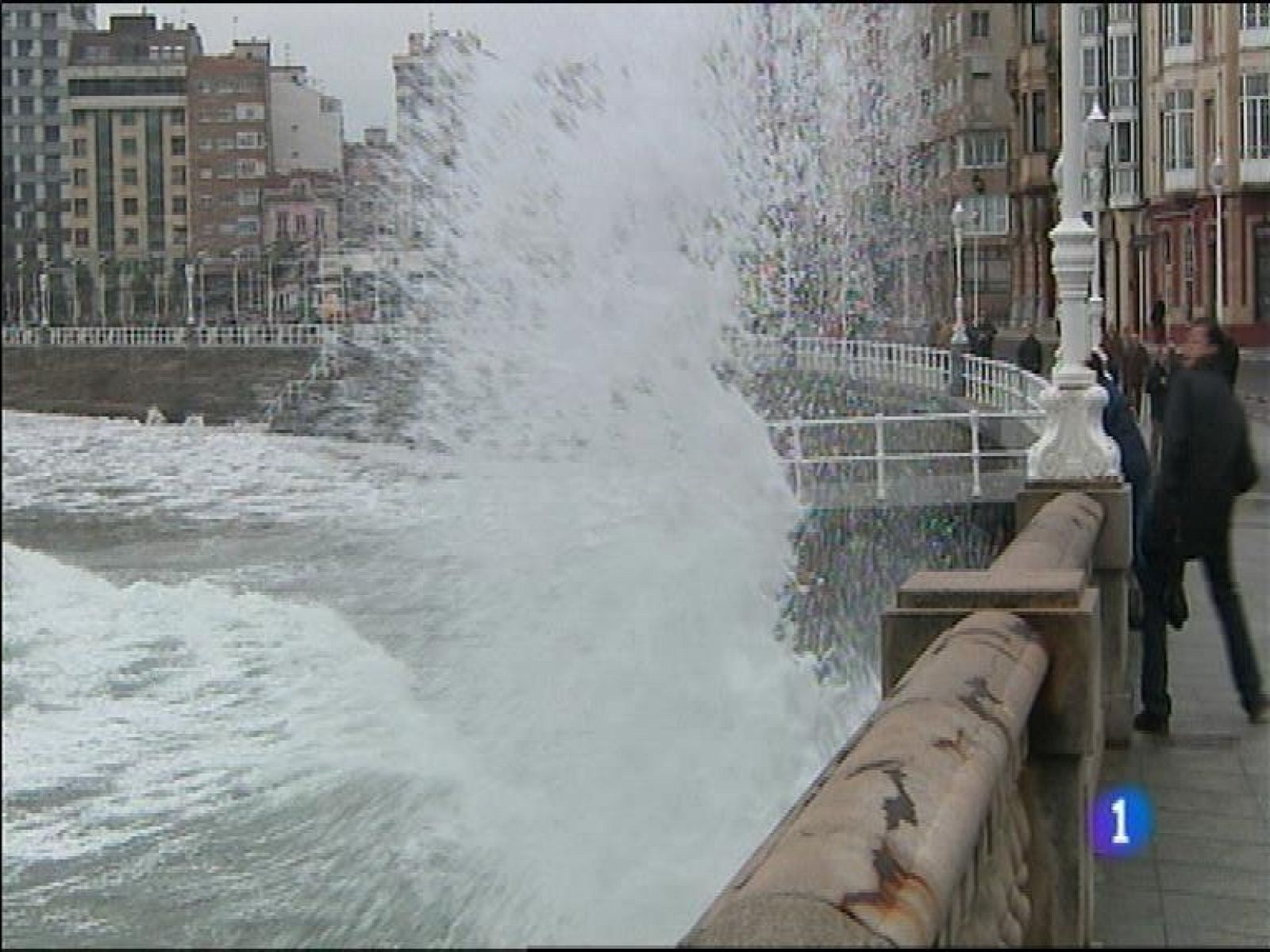  La Agencia Estatal de Meteorología (Aemet) prevé para mañana martes, en Asturias, cielo nuboso con chubascos, frecuentes en el oeste y dispersos en el resto. Las precipitaciones serán de nieve por encima de unos 800 metros que podrán bajar, puntualmente, hasta los 600 metros. Las temperaturas, en descenso ligero, con heladas en zonas altas, débiles en general. Los vientos, de componente oeste, fuertes a intervalos en el litoral y zonas altas de la cordillera. 