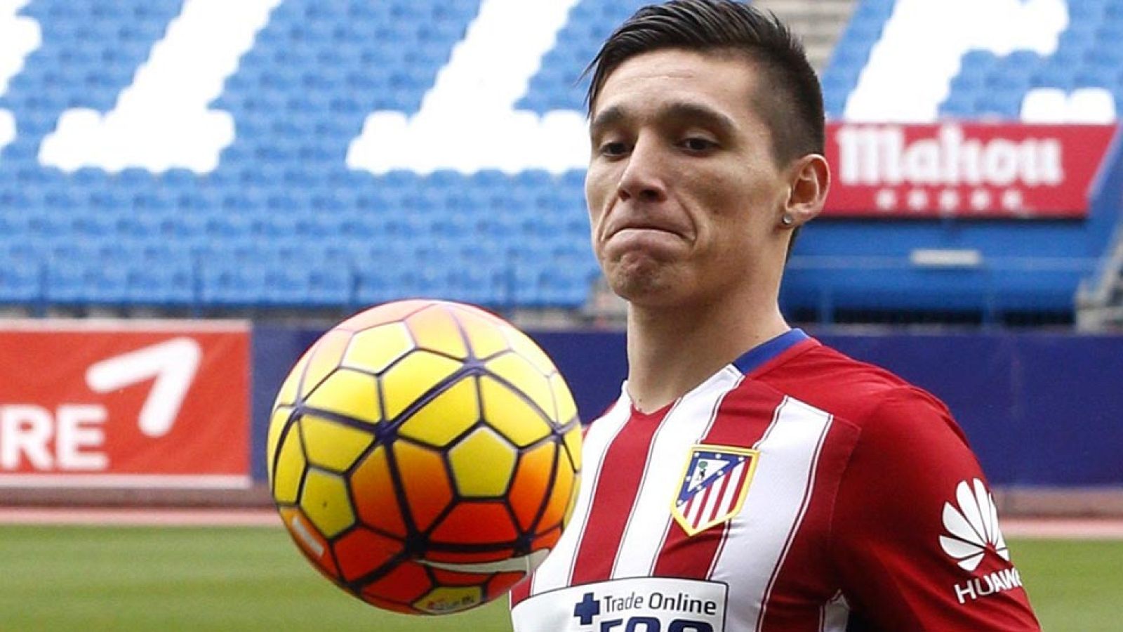 Kranevitter posa con la camiseta del líder | Ver