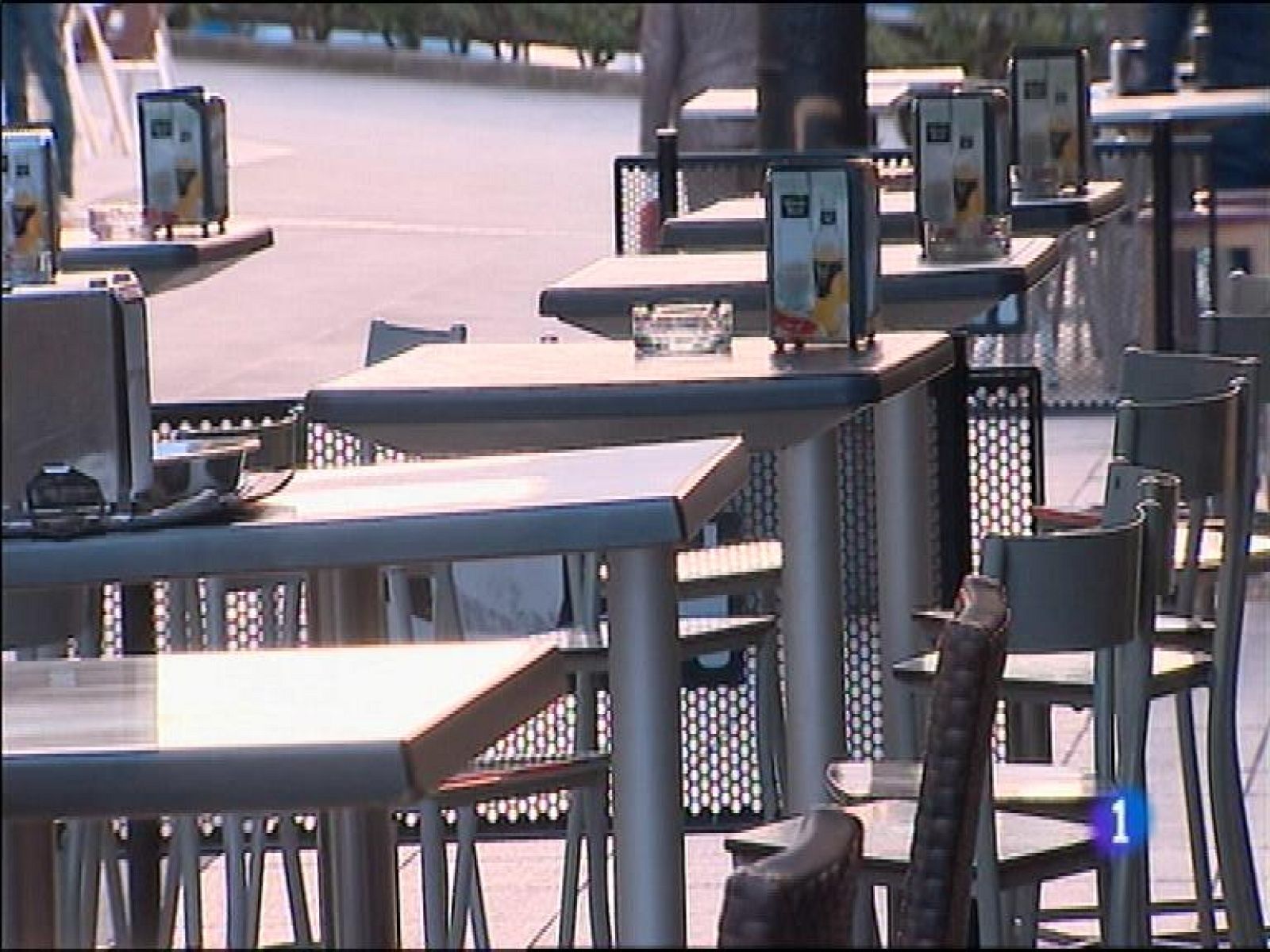    Hoy comienza oficialmente la campaña de saneamiento ganadero correspondiente al nuevo año. Campaña marcada por la polémica porque, de los sesenta veterinarios que venían ocupándose de dicha campaña en años precedentes, han sido despedidos dieciocho.  Doscientos ochenta y dos hosteleros ovetenses no han renovado la licencia de sus terrazas al no querer o no poder adaptarse a las nuevas normas municipales que regulan esas instalaciones. 