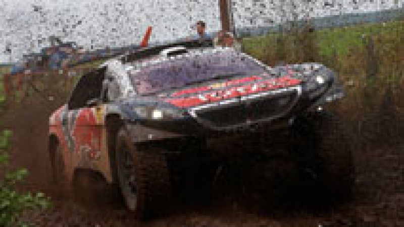El piloto francés Sébastien Loeb (Peugeot) se ha impuesto este  lunes en la segunda etapa del Rally Dakar, transcurrida entre Villa  Carlos Paz y Termas de Río Hondo y la primera que se corre tras la  anulación de la primera por inclemencias climátic