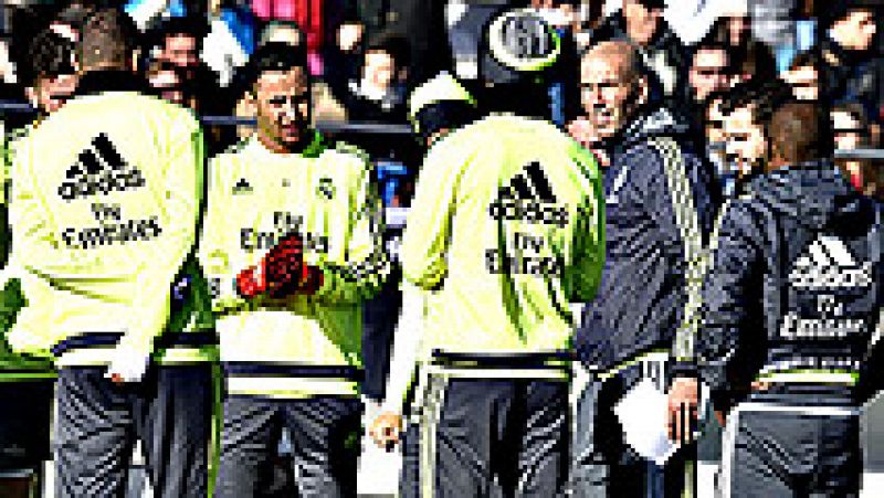 El nuevo entrenador del Real Madrid ha dirigido su primera sesión en el día que el club abre las puertas al público con motivo del día de Reyes. El sábado disputará su primer partido, en Liga y frente al Deportivo en el Santiago Bernabéu.