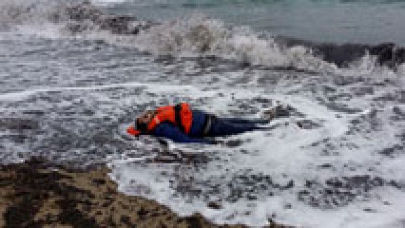 Al menos 21 refugiados, tres de ellos niños, mueren al naufragar su bote en las costas de Turquía