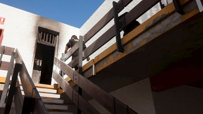 Telediario 1 - Se investiga el origen del incendio en una vivienda en la que murieron una mujer de 40 años y su hijo de cinco