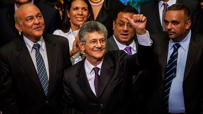 Telediario 1 - Se constituye el nuevo Parlamento de Venezuela con mayoría opositora y el abandono de los diputados chavistas