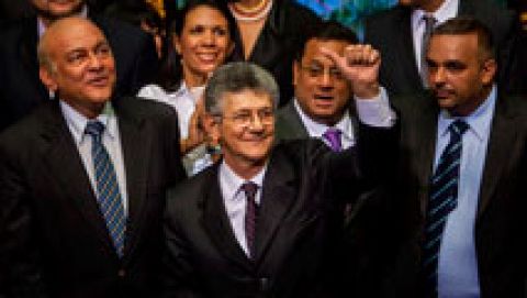Se constituye el nuevo Parlamento de Venezuela con mayoría opositora y el abandono de los diputados chavistas