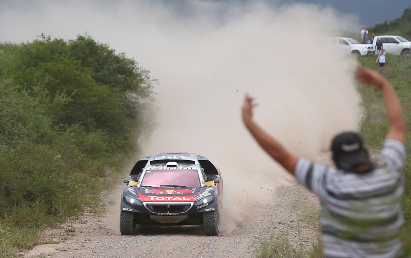 Loeb no afloja y repite triunfo en coches