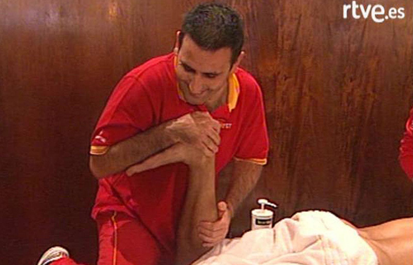 Los fisios de los españoles, Julián Casanova y Luís Vadal, son los encargados de cuidar al equipo de la Davis a cuatro días para la final ante Argentina.