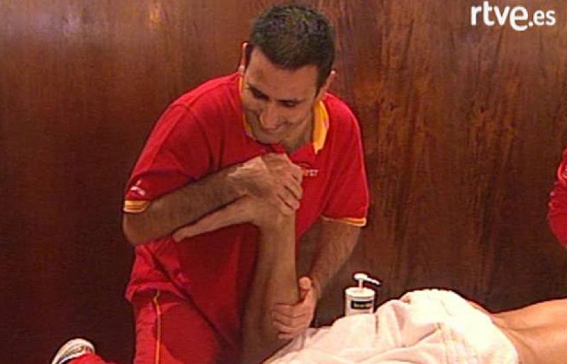 Los fisios de los españoles, Julián Casanova y Luís Vadal, son los encargados de cuidar al equipo de la Davis a cuatro días para la final ante Argentina.