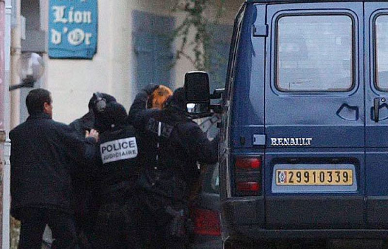 Las fuerzas de seguridad francesas sacan a 'Txeroki' de la casa en la que ha sido detenido en Cauterets, al sur de Francia.