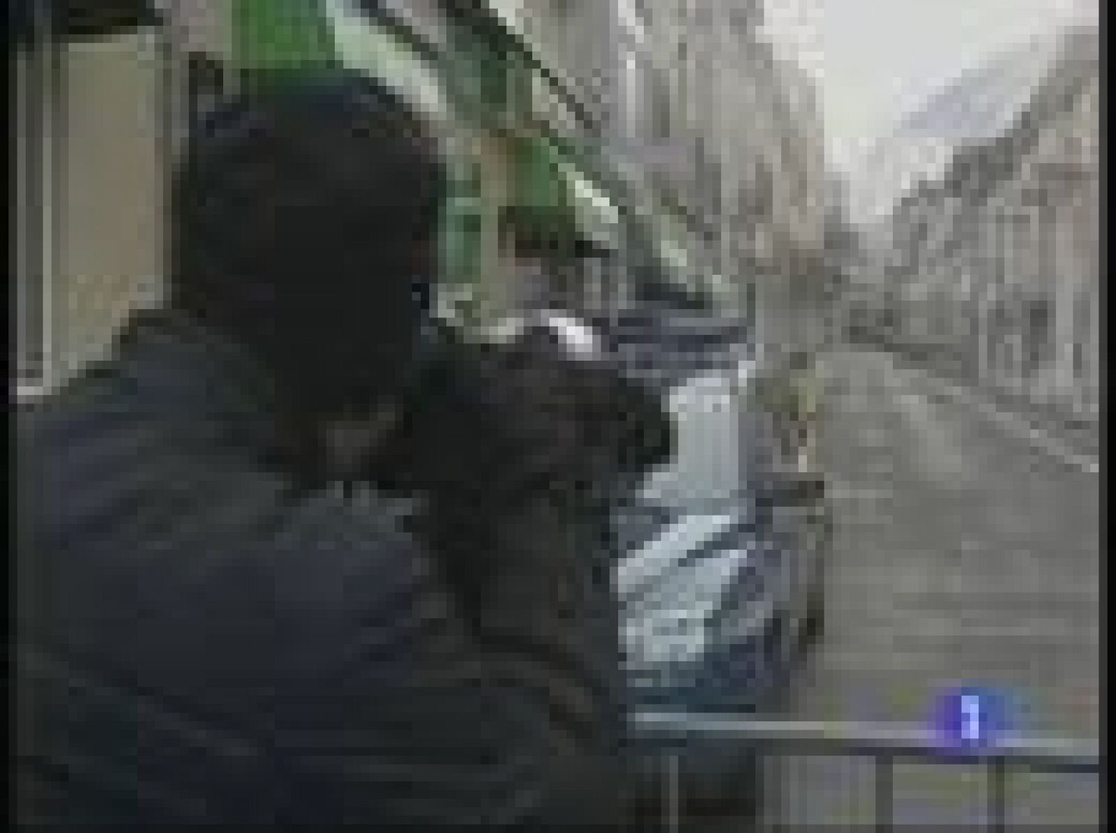 Las fuerzas de seguridad francesas sacan a 'Txeroki' de la casa en la que ha sido detenido en Cauterets, al sur de Francia.