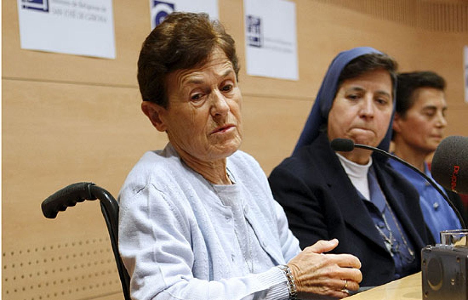 En Congo, los rebeldes tutsi han roto hoy el alto el fuego y siguen su avance.  Hace casi 20 días que en ese país una bomba dejó sin piernas a la monja española Presentación López Vivar. La religiosa se recupera en un hospital de Madrid y desde allí ha pedido más ayuda ante uno de los peores dramas del planeta.