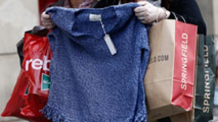 Telediario 1 - Los comercios prevén un incremento de ventas del 5% y 80.000 nuevos empleos en las rebajas de enero