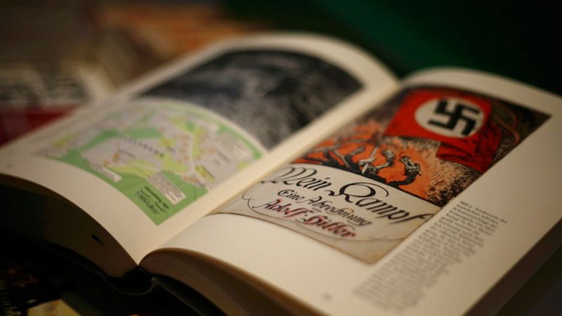 Alemania reedita el libro de Hitler 'Mein Kampf' por primera vez desde1945