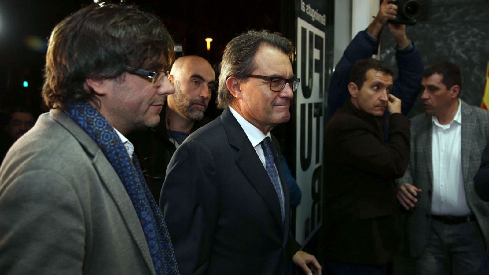 El Parlamento de Cataluña investirá hoy al alcalde de Girona y presidente de la AMI, Carles Puigdemont (CDC), como el presidente de la Generalitat en sustitución de Artur Mas, que llevaba al frente del Ejecutivo catalán cinco años, desde 2010.El plen