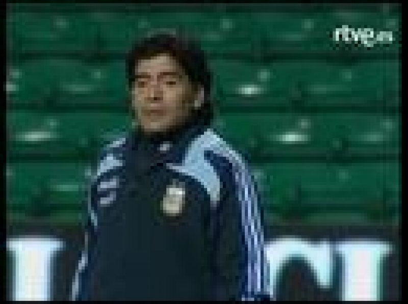 Maradona y sus chicos entrenan en Escocia