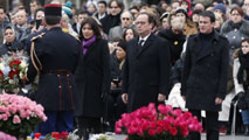 Las autoridades francesas, con el presidente Franois Hollande al frente, han rendido un sobrio y solemne homenaje a las vctimas del terrorismo en 2015, que se ha llevado a cabo en la icnica plaza de la Repblica de Pars. Despus del acto, Holland