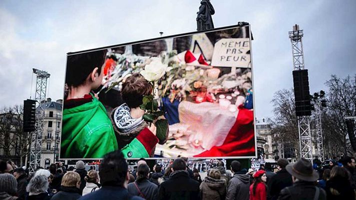 Telediario 1 - Homenaje a las casi 150 víctimas de los atentados yihadistas de París el año pasado