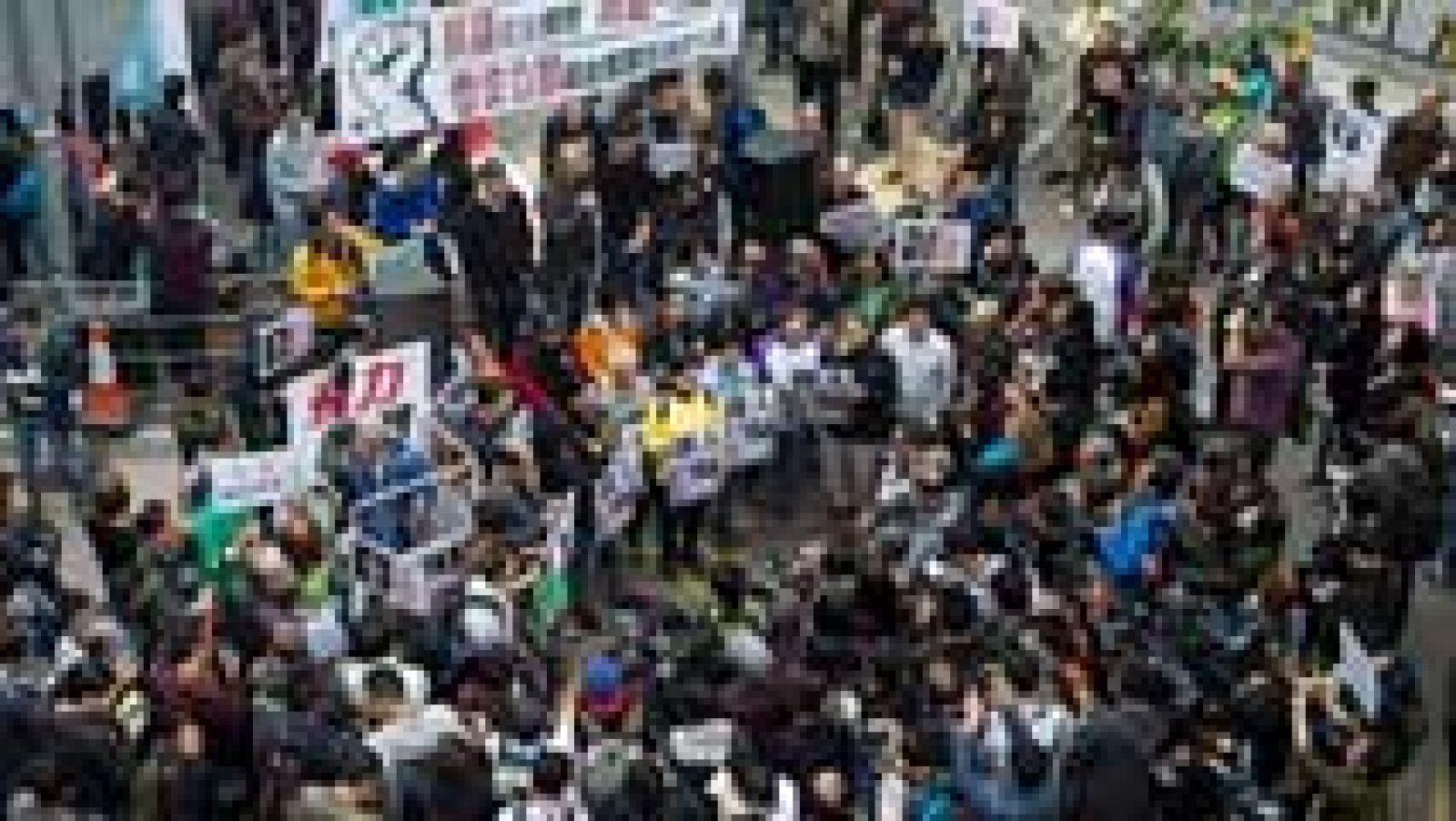 Telediario 1: Miles de personas se manifiestan en Hong Kong para pedir la liberación de cinco empleados de una editorial | RTVE Play
