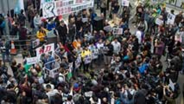 Miles de personas se manifiestan en Hong Kong para pedir la liberación de cinco empleados de una editorial