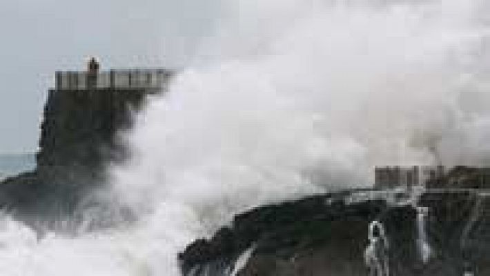 Rachas de vientos de hasta 130 km/h en A Coruña y fuerte oleaje en el cantábrico