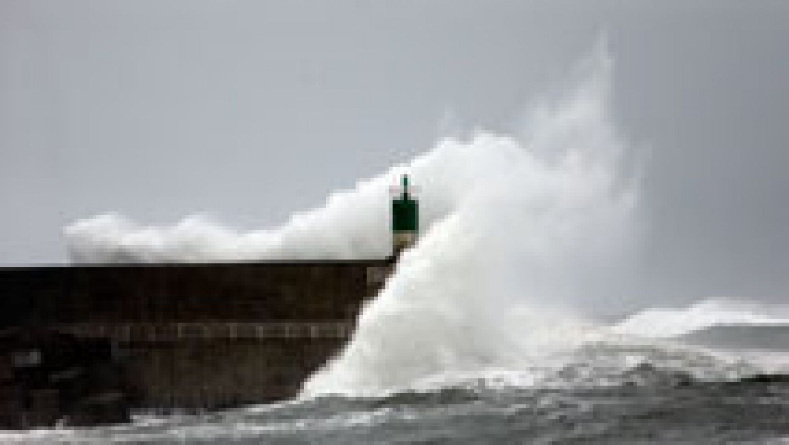 Telediario 1: Rescatados once pescadores tras hundirse su barco a 40 millas de Cabo Ortegal en A Coruña | RTVE Play