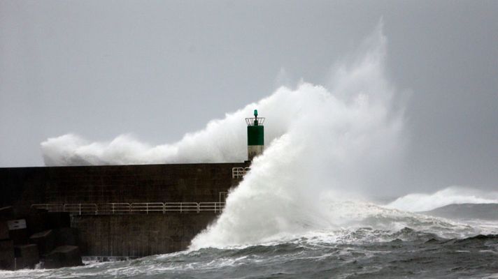Telediario 1 - Rescatados once pescadores tras hundirse su barco a 40 millas de Cabo Ortegal en A Coruña