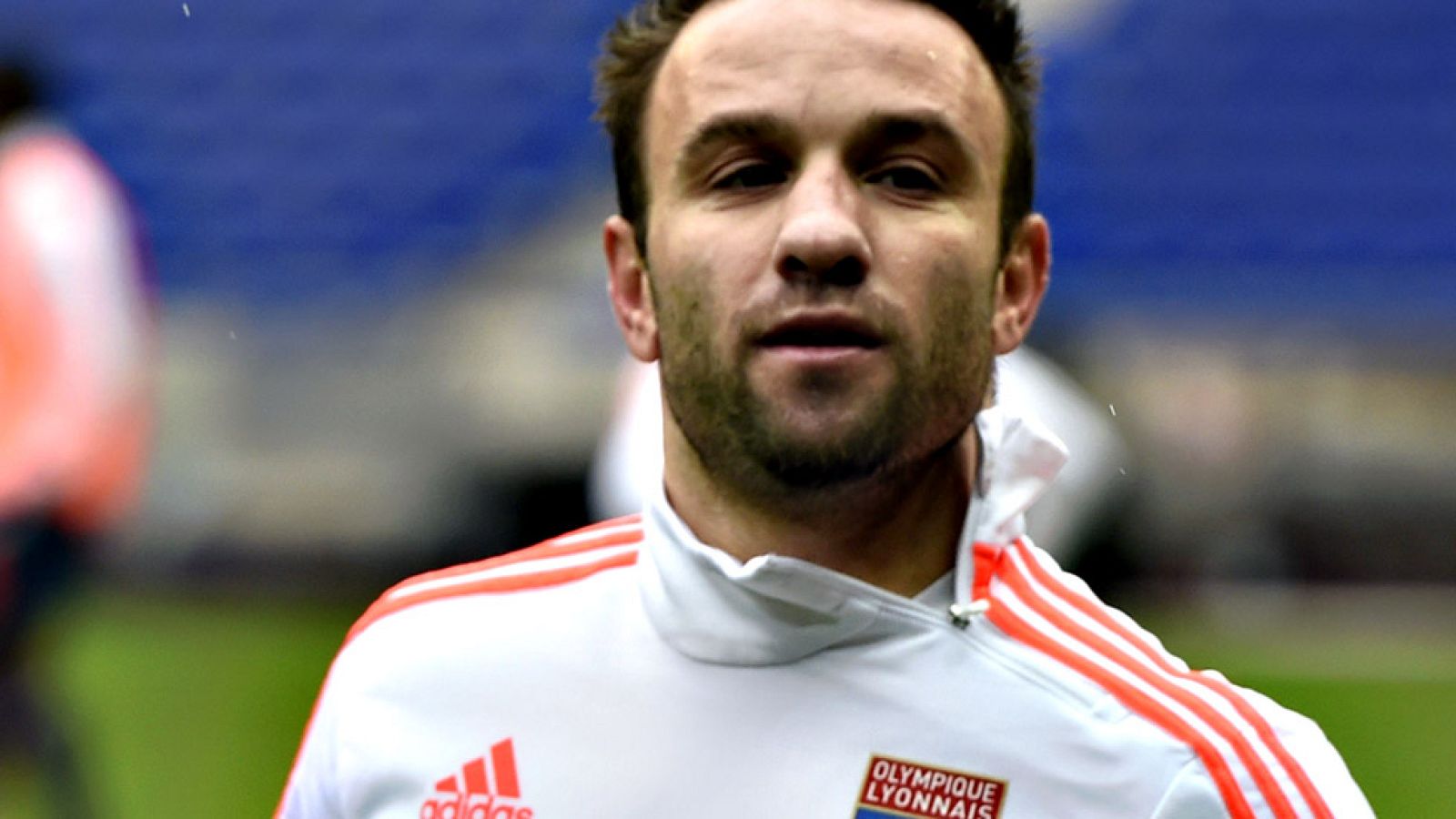 El futbolista francés Mathieu Valbuena, que sufrió un presunto chantaje por el que su compañero de selección Karim Benzema está imputado por complicidad, declaró ante la jueza el pasado noviembre que el delantero del Real Madrid le metió miedo cuando