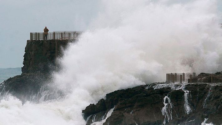 Telediario 1 - 33 provincias han estado hoy pendientes de los fuertes vientos