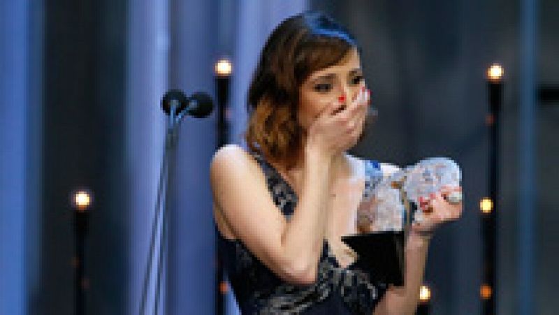 Natalia de Molina obtiene el premio a la mejor interpretacin femenina por su tremendo papel de madre desahuciada en Techo y comida, imponindose a Penlope Cruz (ma ma), Juliette Binoche (Nadie quiere la noche), Irene Escolar (Un otoo en Berln) y Nora Navas (La adopcin).