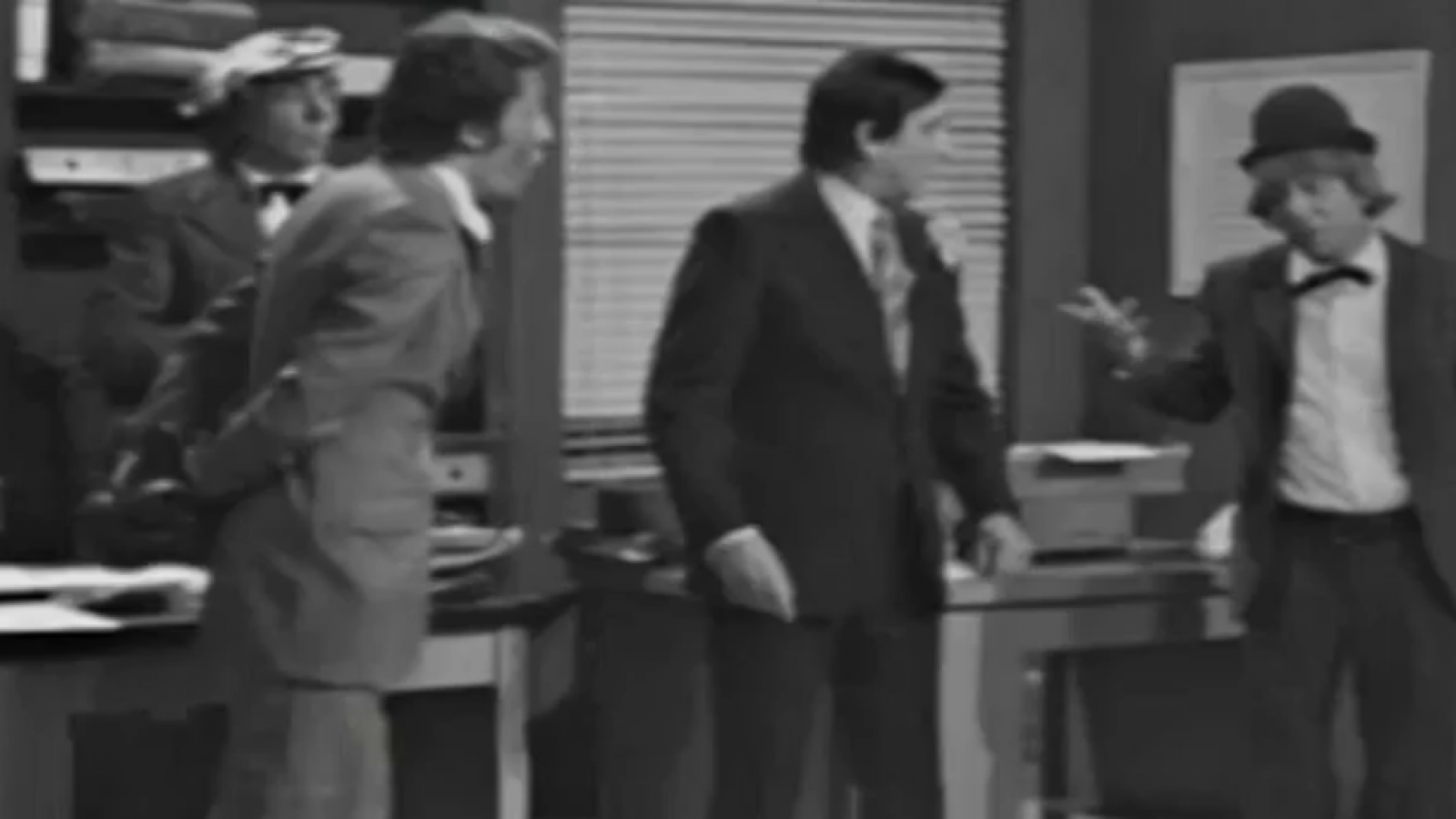El Gran Circo de TVE: Los payasos juegan al golf y boxean en la oficina (1977) | RTVE Play