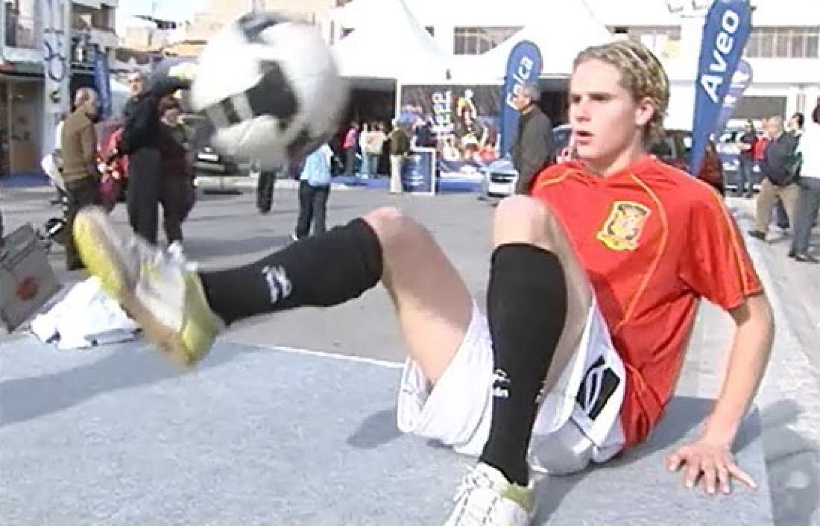 En Villarreal ha nacido una nueva estrella, un doble de Fernando Torres. Maneras no le faltan en los malabarismos con el balón 