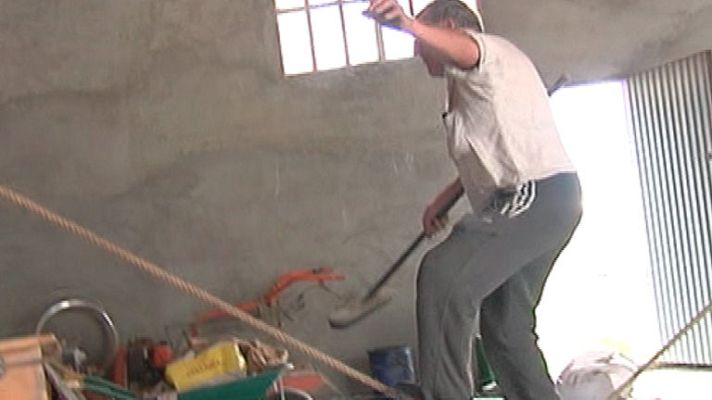 España Directo - Un equilibrista que entrena ¡con aperos de labranza!