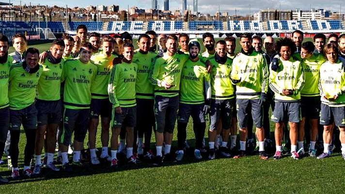 Telediario 1 - Los jugadores del Real Madrid homenajean a sus premiados
