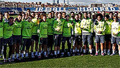 Los jugadores del Real Madrid homenajean a sus premiados
